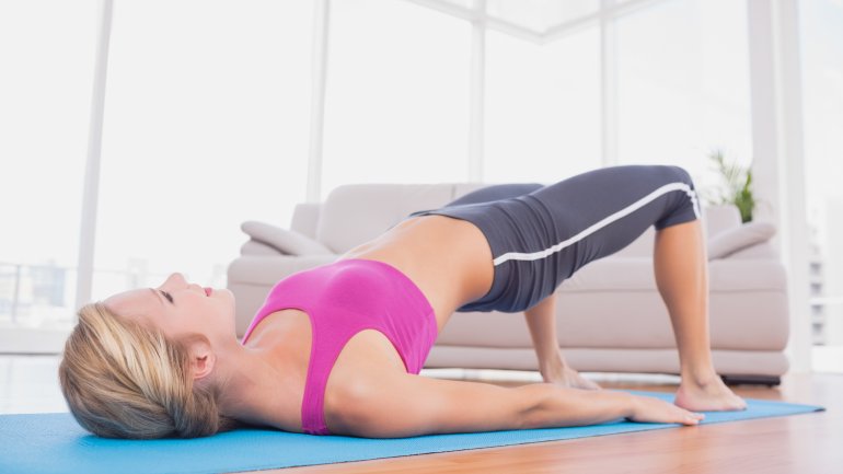 Frau macht Beckenbodentraining/Gymnastikübung